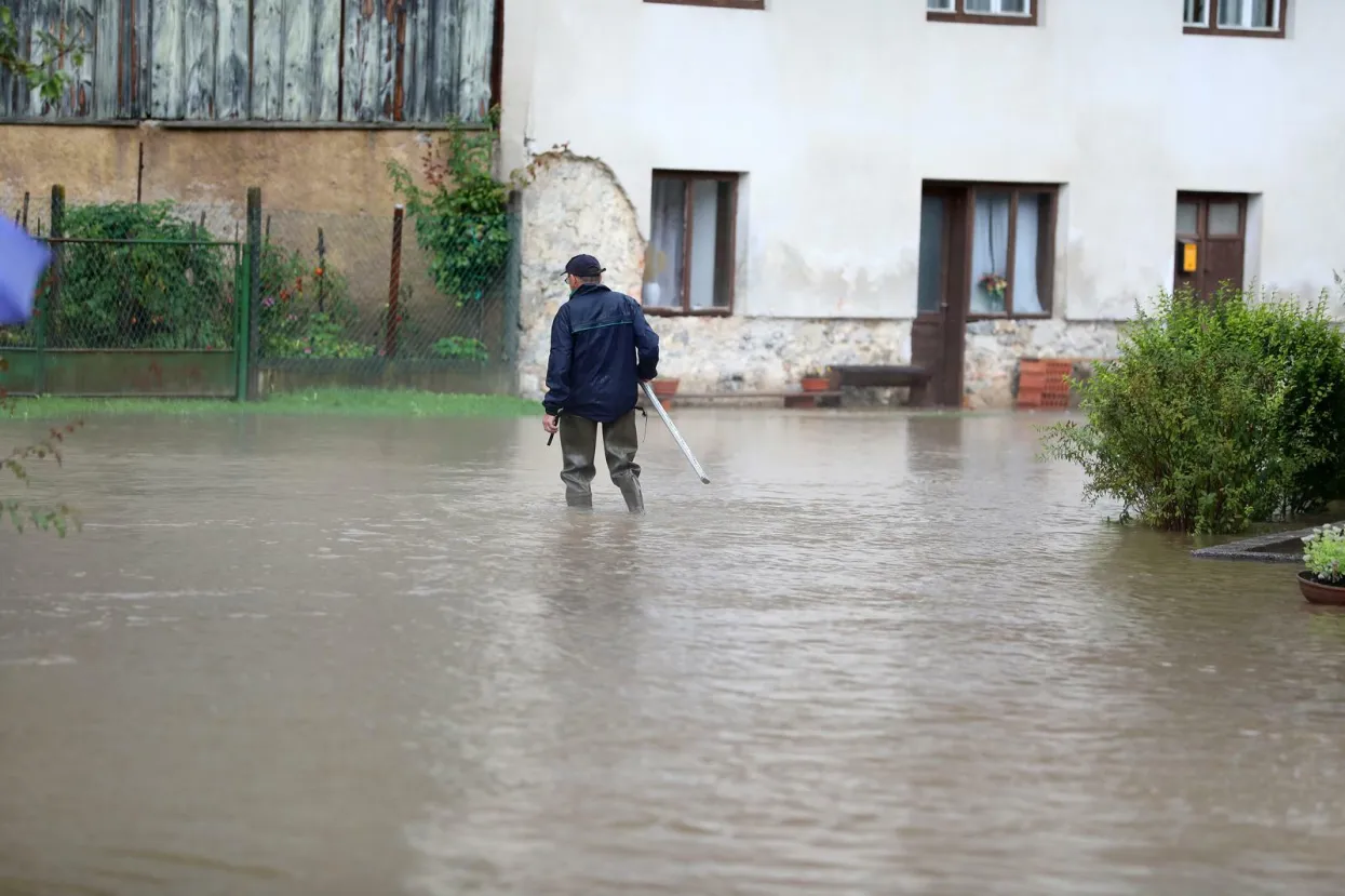 16.09.2022., Brod na Kupi - Obilna kisa izazvala je podizanje vodostaja rijeke Kupe i njenih pritoka, koji su poplavili prometnice, kuce i vrtove u selima Kupske doline Kuzelj i Brod na Kupi. Photo: Goran Kovacic/PIXSELL