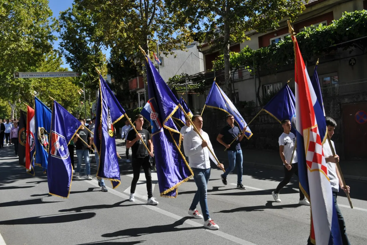 Polaganjem vijenaca, svetom misom te svečanim mimohodom ratnih zastava postrojbi koje su sudjelovale u Domovinskom ratu u nedjelju je u Čitluku svečano obilježen Dan branitelja općine Čitluk.