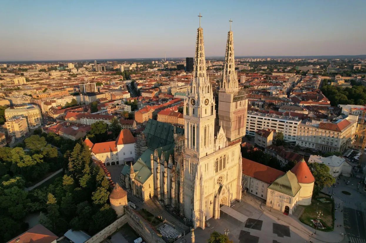 06.07.2022., Zagreb - Fotografija iz zraka snimnjene dronom Katedrale Uznesenja Blazene Djevice Marije i svetih Stjepana i Ladislava. Photo: Slaven Branislav Babic/PIXSELL