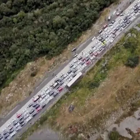 Kolona Rusa koji su se zaputili u Gruziju