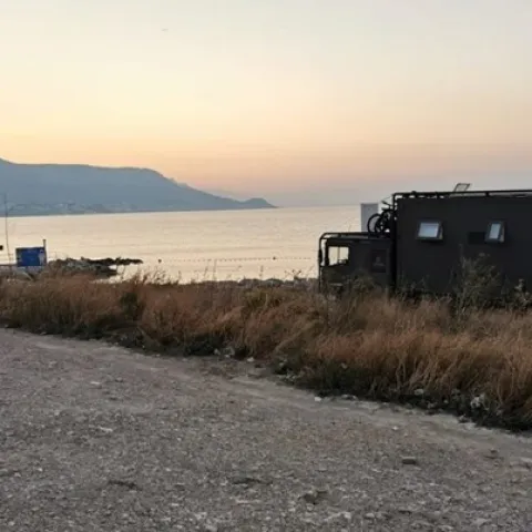 Oklopno vozilo na plaži