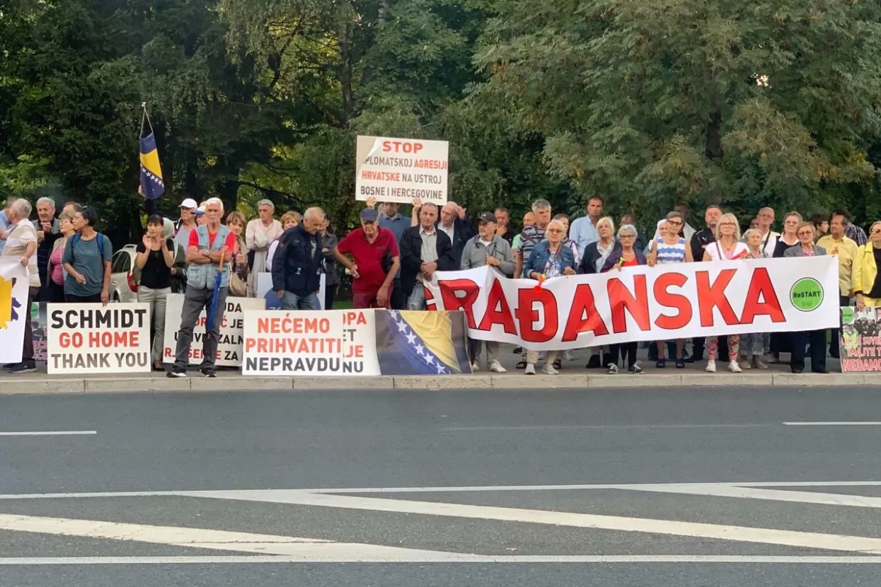 Detalj s prethodnog prosvjeda bošnjačkih građana pred OHR-om