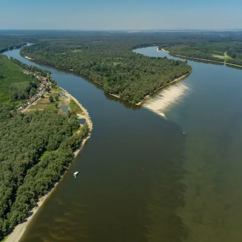 Fotografija iz zraka usca rijeke Drave u Dunav kod mjesta Aljmas