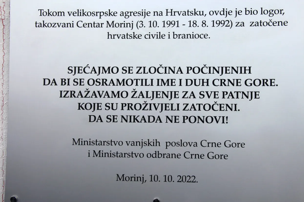 Kotor, 10.10.2022.- Crnogorski ministri vanjskih poslova i obrane Ranko Krivokapić i Rako Konjević u ponedjeljak su otkrili spomen-ploču u bivem logoru Morinj, u kojem su za Domovinskog rata bili hrvatski zarobljenici, na kojoj pie da Crna Gora zbog toga ali.