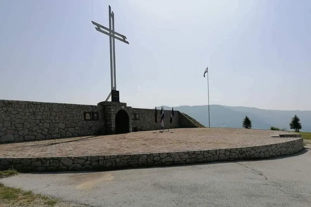 Travnik: Oštećen spomenik poginulim braniteljima HVO-a i&nbsp;skinuta zastava hrvatskog naroda u BiH