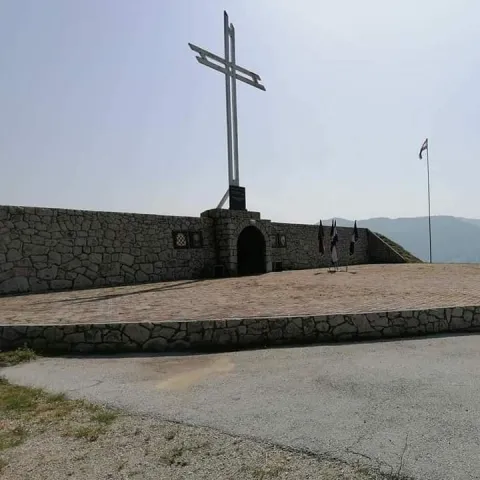 Travnik: Oštećen spomenik poginulim braniteljima HVO-a i&nbsp;skinuta zastava hrvatskog naroda u BiH