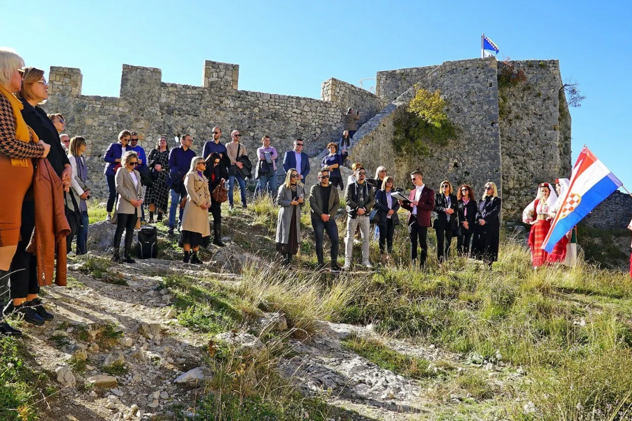 BLAGAJ, 25. listopada - Polaganjem vijenca i paljenjem svijeća u ponedjeljak je na tvrđavi hercega Stjepana Kosače (Stjepan grad) u Blagaju obilježena 543. godišnjica smrti kraljice Katarine Kosače-Kotromanić.