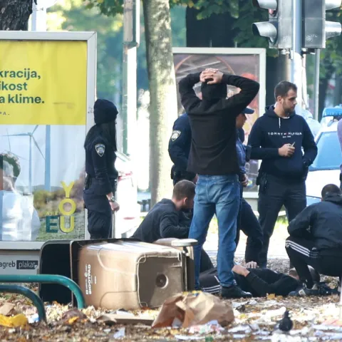 30.10.2022., Zagreb - Izidora Krsnjavog. U blizini stadiona u Krancevicevoj u tijeku je policijska intervencija i uhicenja te dolazak hitne pomoci radi tesko ozlijedjenog mladica nakon tucnjave navijackih skupina izmedju prije utakmice Lokomotive i Hajduka. Razbacane drvene i teleskopske palice duz cijele ulice pokazuju na veliki navijacki okrsaj. Photo: Pixsell/PIXSELL