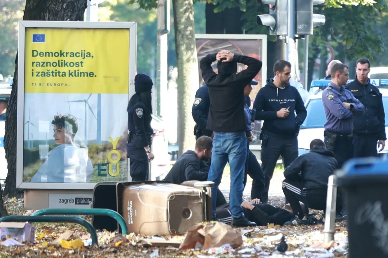 30.12.2022., Zagreb - Izidora Krsnjavog. U blizini stadiona u Krancevicevoj u tijeku je policijska intervencija i uhicenja te dolazak hitne pomoci radi tesko ozlijedjenog mladica nakon tucnjave navijackih skupina izmedju prije utakmice Lokomotive i Hajduka. Razbacane drvene i teleskopske palice duz cijele ulice pokazuju na veliki navijacki okrsaj. Photo: Pixsell/PIXSELL