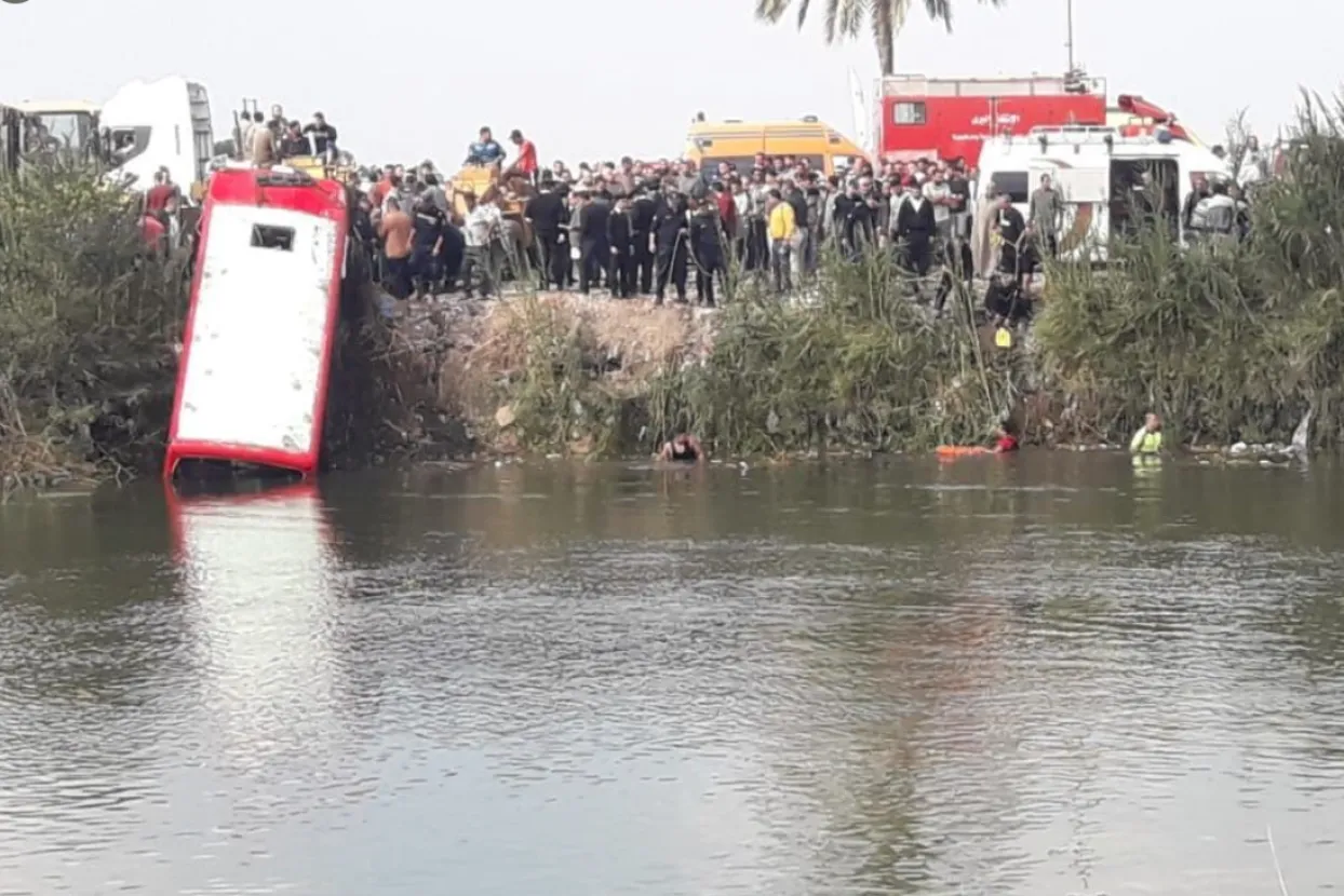 Autobus sletio u kanal, Egipat