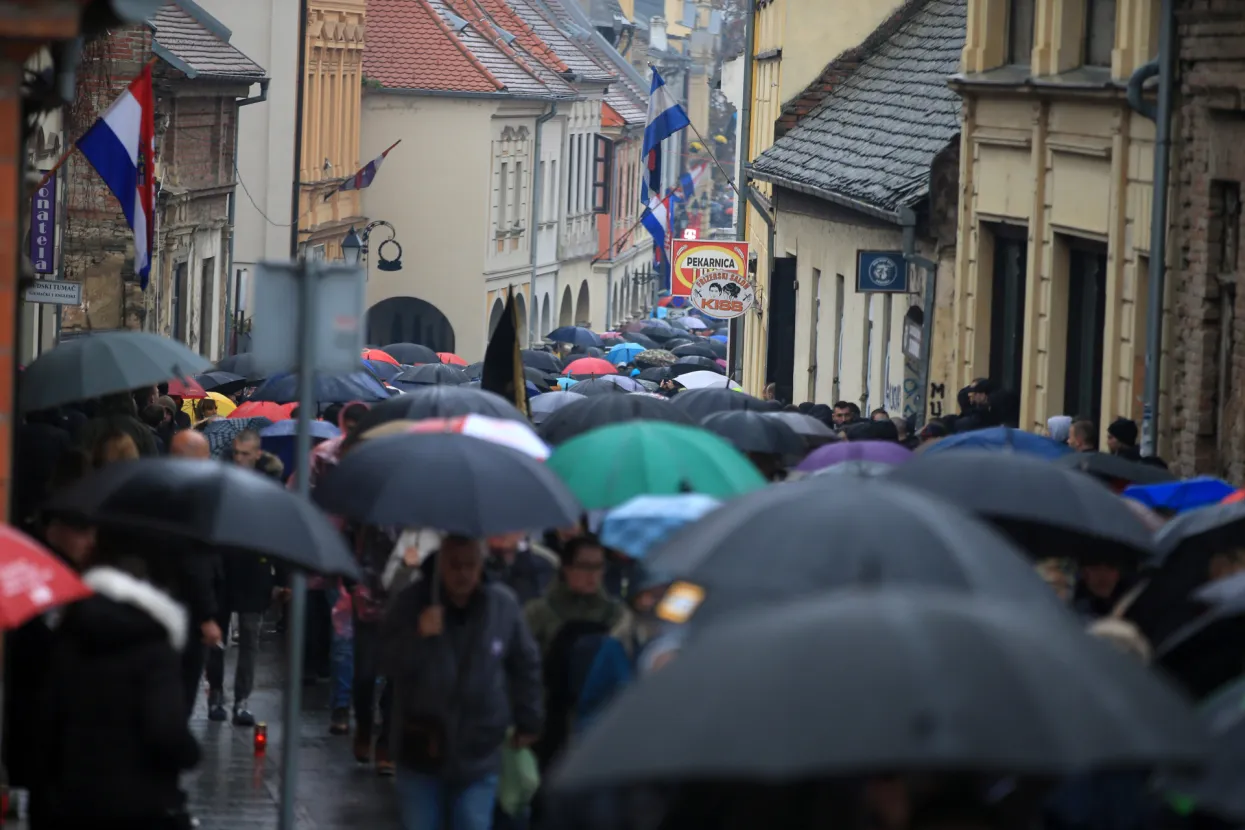 Vukovar, 18.11.2022.- Križnim putem - Kolonom sjećanja od vukovarske Nacionalne memorijalne bolnice Dr. Juraj Njavro do Memorijalnog groblja žrtava iz Domovinskog rata, građani Vukovara i brojni domoljubi pristigli iz cijele Hrvatske i BiH, odaju u petak počast žrtvi Vukovara u Domovinskom ratu.