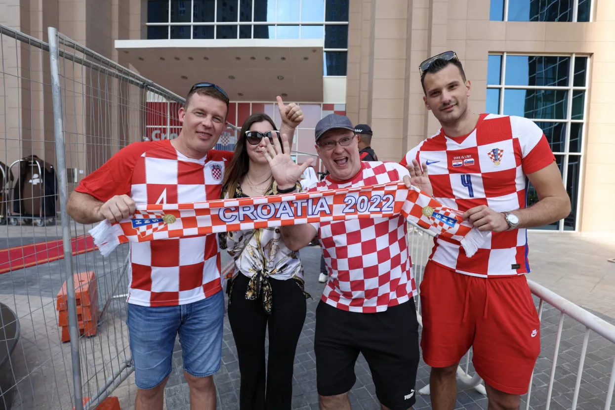 Hrvatska nogometna reprezentacija stigla je u Hilton hotel u Dohi na Svjetsko nogometnog prvenstvo Qatar 2022. Na slici navijači koji su dočekali hrvatsku nogometnu reprezentaciju.