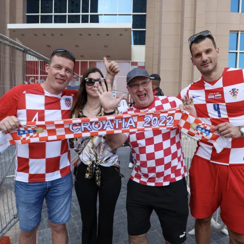 Hrvatska nogometna reprezentacija stigla je u Hilton hotel u Dohi na Svjetsko nogometnog prvenstvo Qatar 2022. Na slici navijači koji su dočekali hrvatsku nogometnu reprezentaciju.