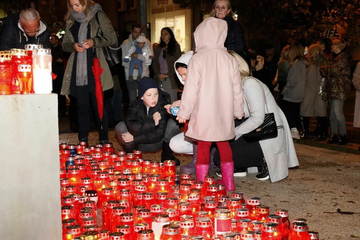 MOSTAR, 18. studenoga (FENA) - Građani Mostara večeras su, na 31. obljetnicu pada Vukovara, svetom misom i paljenjem svijeća iskazali poštovanje prema svima onima koji su svoje živote položili za obranu Grada heroja.(Foto FENA/Mario Obrdalj)