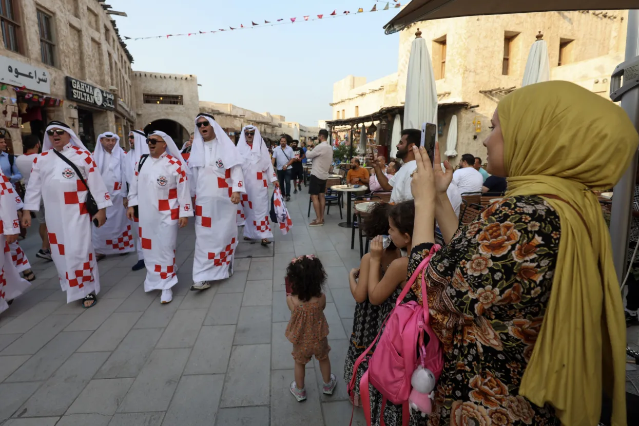 Doha, 19.11.2022 - Hrvatski navijači obučeni u tradicinalne katarske odore s hrvatskim bojama, prošetali su starom tržnicom Souq Waqif u centru Dohe i pjesmom razveselili Katarce.
foto HINA/ Damir SENČAR/ ds