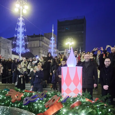 Zagreb, 26.11.2022. - Svečano otvorenje manifestacije Advent Zagreb 2022. na zdencu Manduševcu, na središnjem zagrebačkom Trgu bana Josipa Jelačića, paljenjem prve adventske svijeće.
Na fotografiji Tomislav Tomašević