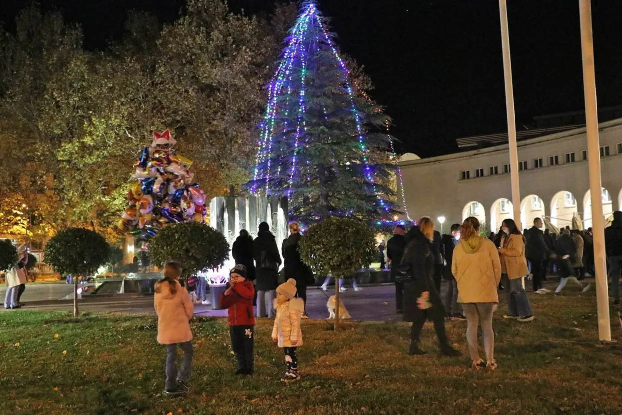 MOSTAR, 27. studenoga (FENA) - Paljenjem prve adventske svijeće i koncertom duhovne glazbe u nedjelju navečer ispred Hrvatskog doma hercega Stjepana Kosače počela je manifestacija Advent u Mostaru, a Mostarce i njihove goste i ove godine očekuju brojni sadržaji.(Foto FENA/Mario Obrdalj)