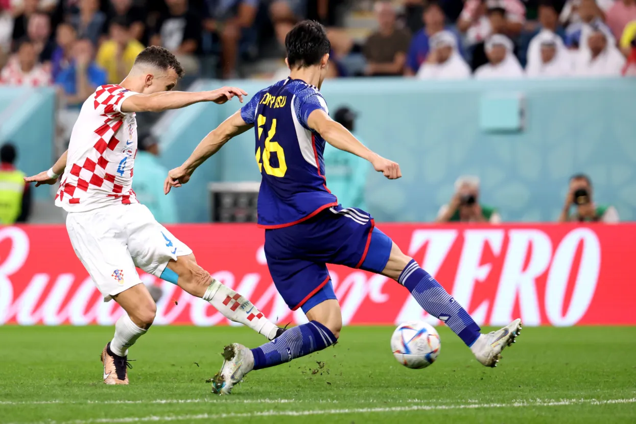 Al Wakrah, 05.12.2022. - Utakmica osmine finala Svjetskog nogometnog prvenstva Japan - Hrvatska na stadionu Al Janoub. Na fotografiji Ivan Perišić, Takehiro Tomiyasu.