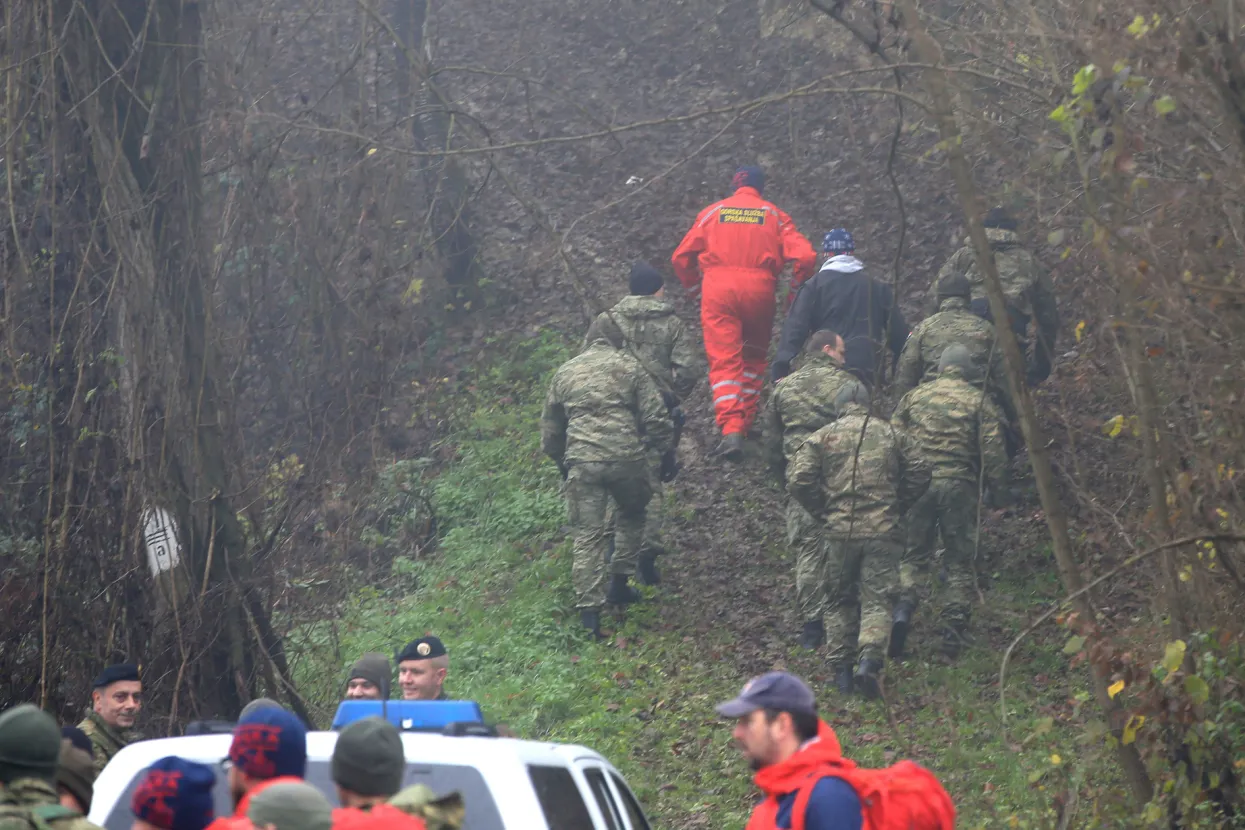 Voćin, 7.12.2022.- U tijeku je istraga pada aviona Hrvatskog ratnog zrakoplovstva MIG-21, koji se sruio tijekom planske obučne aktivnosti u utorak, 6. prosinca kod Slatine u Virovitičko- podravskoj upaniji. Na terenu su iz nadlenog Dravnog odvjetnitva, pripadnici Vojne policije, članovi Povjerenstva za istraivanje zrakoplovnih nesreća i policijski slubenici Ministarstva unutarnjih poslova.