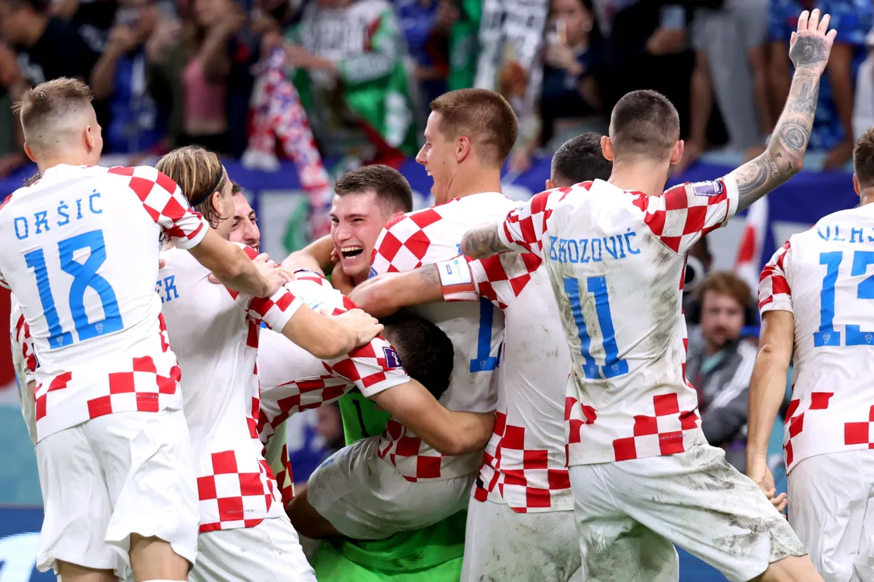 Al Wakrah, 05.12.2022. - Utakmica osmine finala Svjetskog nogometnog prvenstva Japan - Hrvatska na stadionu Al Janoub. Na fotografiji Mislav Oršić, Lovro Majer, Josip Juranović, Dominik Livaković, Marko Pašalić, Marcelo Brozović, Nikola Vlašić.