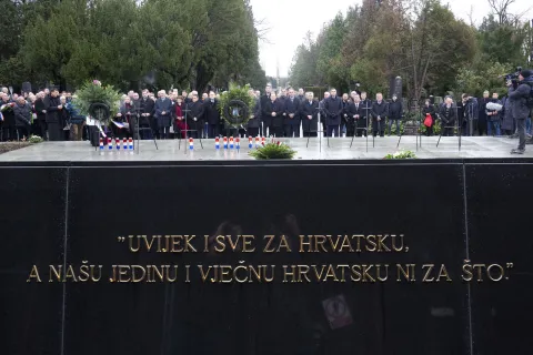 Zagreb, 10.12.2022. - U povodu 23. obljetnice smrti prvog hrvatskog predsjednika dr. Franje Tuđmana, predsjednik Vlade i HDZ-a Andrej Plenković s izaslanstvom položit će vijenac i zapaliti svijeću na njegov grob na zagrebačkom Mirogoju. Na fotografiji Mario Banožić, Davor Božinović, Branko Bačić, Gordan Jandroković, Tomo Medved, Mario Kapulica, Željko Reiner. foto HINA/ Daniel KASAP/ dk