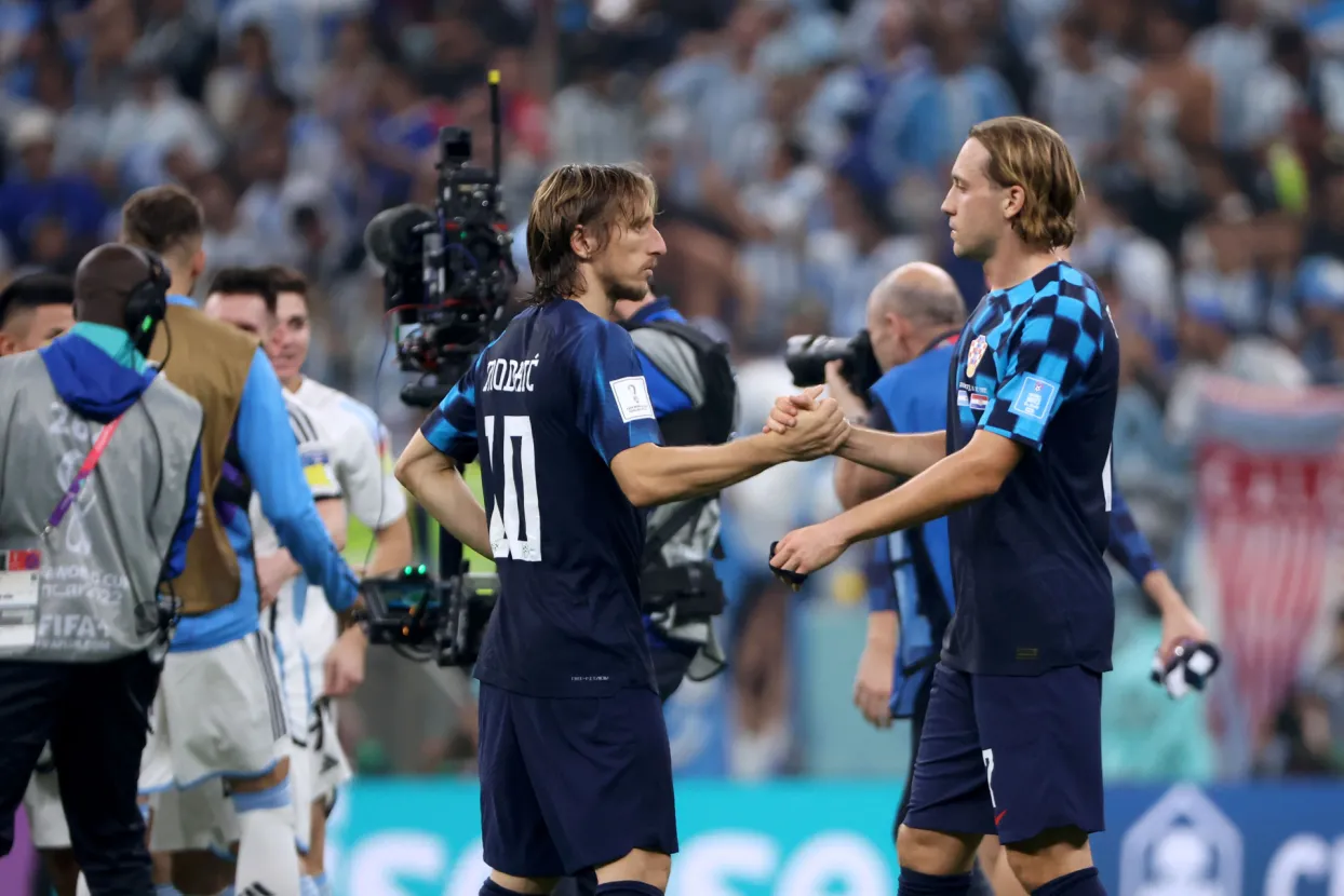 Lusail, 13.12.2022. - Polufinalna utakmica SP-a Katar 2022 Hrvatska - Argentina na stadionu Lusail Iconic. Na fotografiji Luka Modrić, Lovro Majer. foto HINA/ Damir SENČAR/ dk