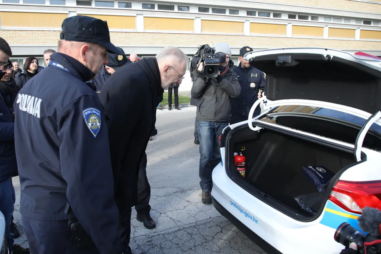 Zagreb, 15.12.2022 - Potpredsjednik Vlade i ministar unutarnjih poslova Davor Božinović&nbsp;nazočio je primopredaji novih vozila s policijskim obilježjima za policijske uprave. Riječ je o novom kontingentu od 175 vozila marke Ford Focus Connected 1.5 EcoBlue.