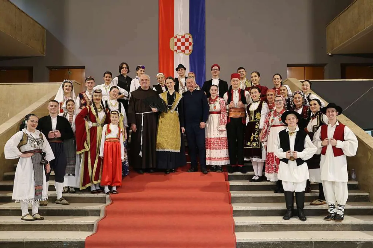 Na reviji &#39;Od mora do Save&#39; predstavljene brojne narodne nošnje