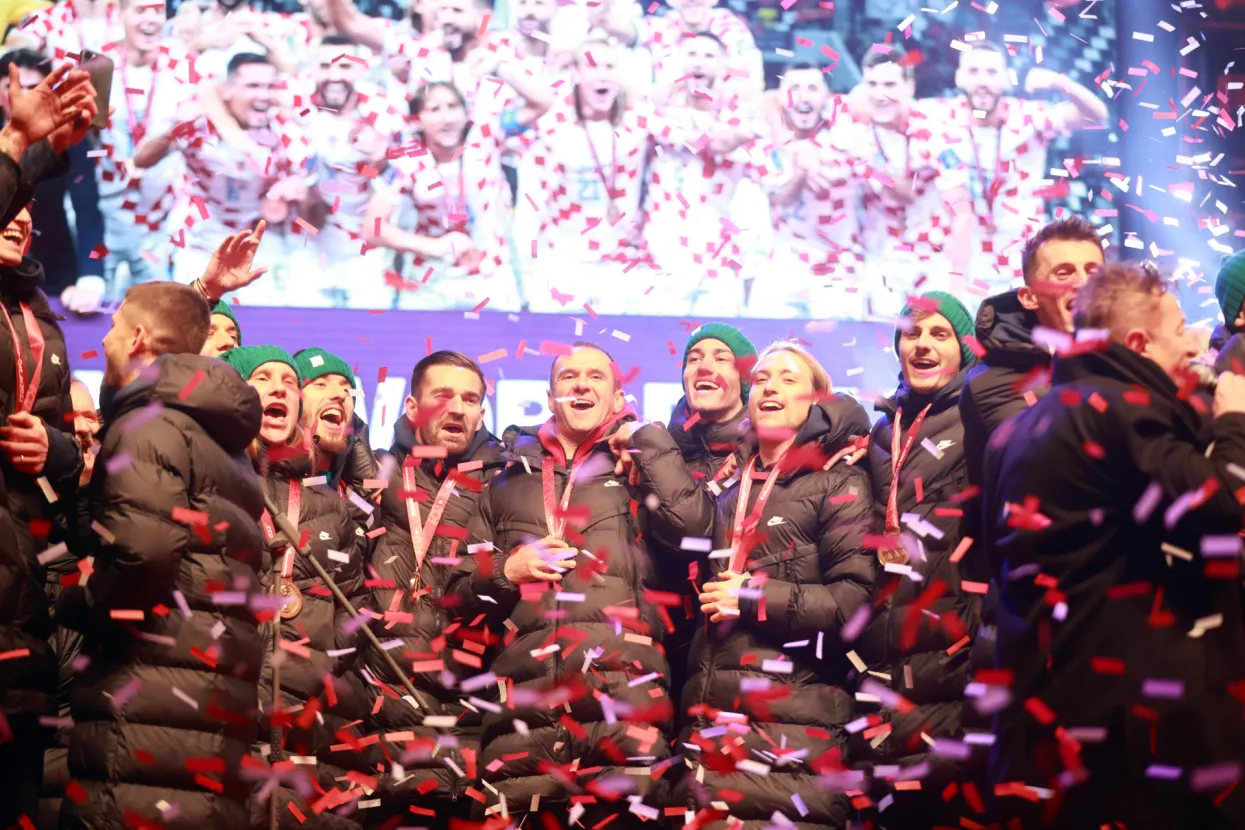 Zagreb, 18.12.2022. - Svečani doček Vatrenih na Trgu bana Jelačića. Hrvatska nogometna reprezentacija osvojila je brončanu medalju na SP Katar pobjedom protiv Maroka 2-1.