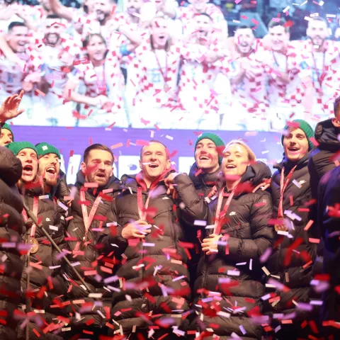 Zagreb, 18.12.2022. - Svečani doček Vatrenih na Trgu bana Jelačića. Hrvatska nogometna reprezentacija osvojila je brončanu medalju na SP Katar pobjedom protiv Maroka 2-1.