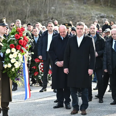 Predsjednik Republike i vrhovni zapovjednik Oružanih snaga RH Zoran Milanović sudjelovao je na obilježavanju 30. godišnjice vojne akcije Hrvatske vojske &quot;Peruća&quot; kod spomen obilježja Anti Buljanu. Na fotografiji Zoran Milanović