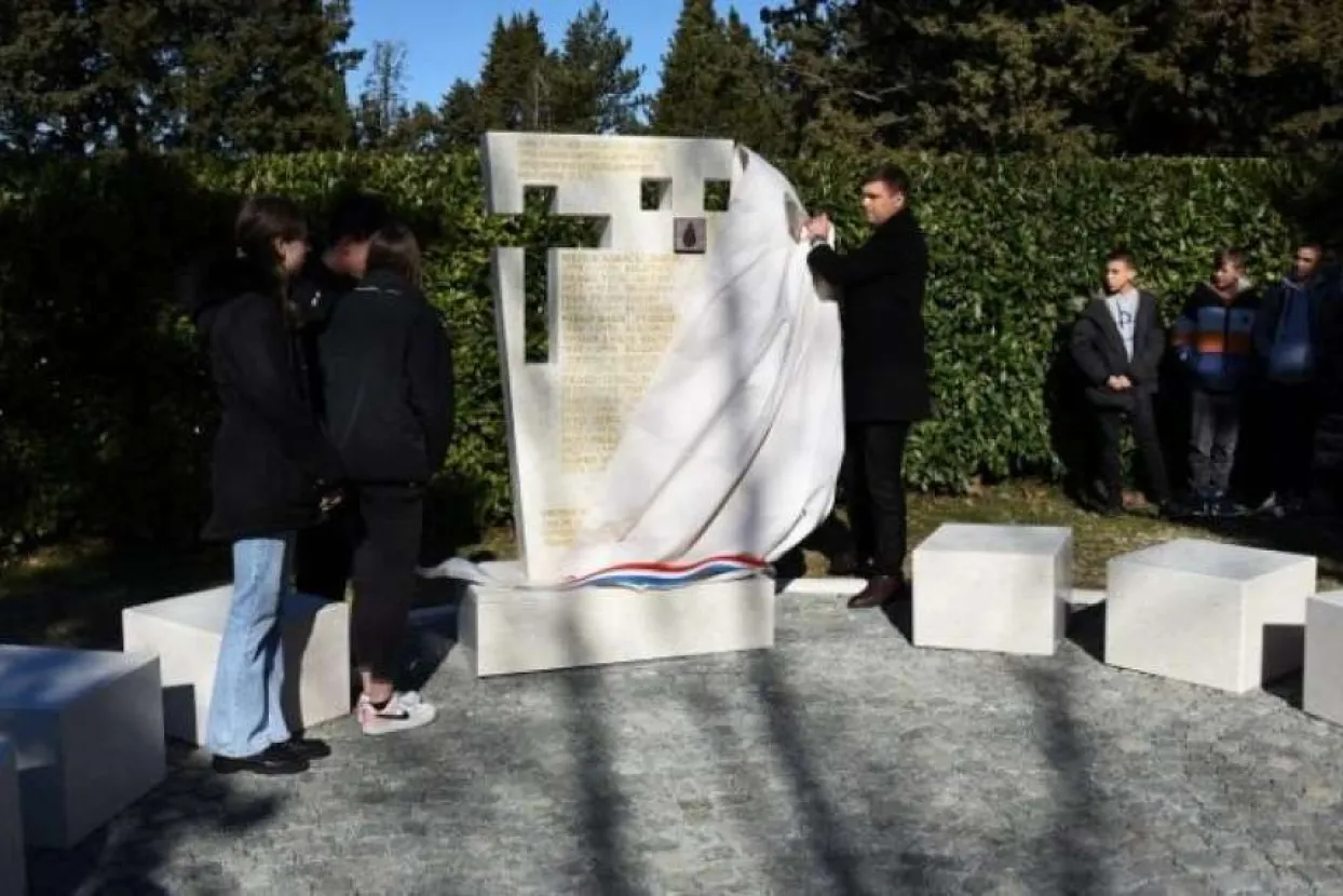 U Čitluku otkriven spomenik za jedanaest stradalih učenika