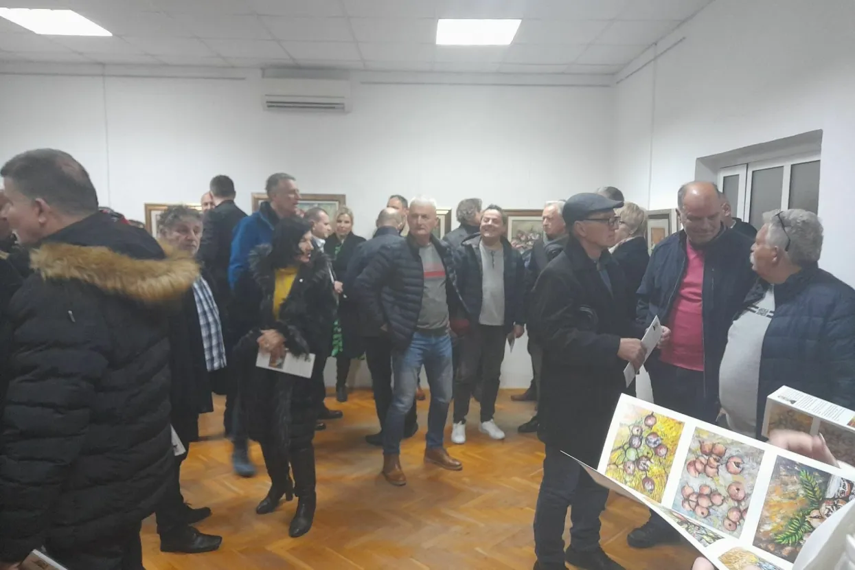 LJUBUŠKIM 16. ožujka (FENA) - U organizaciji JU &quot;Kulturno-športski centar&quot; Ljubuški, u četvrtak je u Knjižnici Ljubuški otvorena 19. samostalna izložba slika &ndash; ciklus &quot;Šipci&quot;, autora Ivana Hercega, a kojom su ujedno predstavljeni prepoznatljivi motivi Hercegovine.