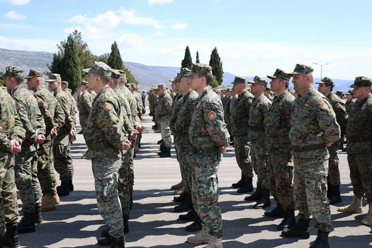 MOSTAR, 11. travnja (FENA) - Središnja svečanost povodom obilježavanja 31. obljetnice utemeljenja Hrvatskog vijeća obrane (HVO) i 18. obljetnice utemeljenja 1. pješačke (gardijske) pukovnije Oružanih snaga (OS) BiH započela je danas u vojarni &quot;Stanislav Baja Kraljević&quot; u Rodoču.(Foto FENA/Mario Obrdalj)
&nbsp;