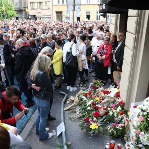 Veliki broj građana se okupio na Marijin Dvoru gdje je stradala Azra Spahić