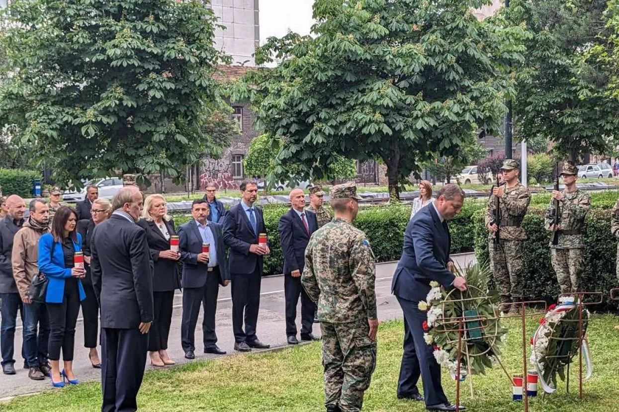 Polaganje cvijeća i paljenje svijeća na mjestu predviđenom za spomenik palim bojovnicima HVO