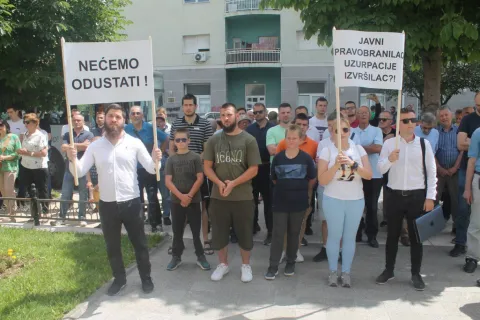 Prosvjednici koji se protive izgradnji HNK Mostar