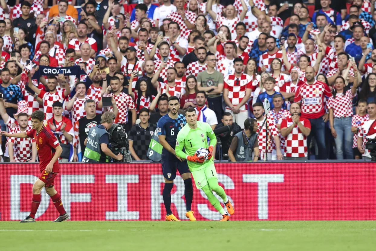 Rotterdam, 18.06.2023 - Utakmica finala Lige nacija Hrvatska - Španjolska na Feijenoord stadionu u Rotterdamu. Na slici Dominik Livaković, Josip Šutalo.
foto HINA/ Daniel KASAP/ ds