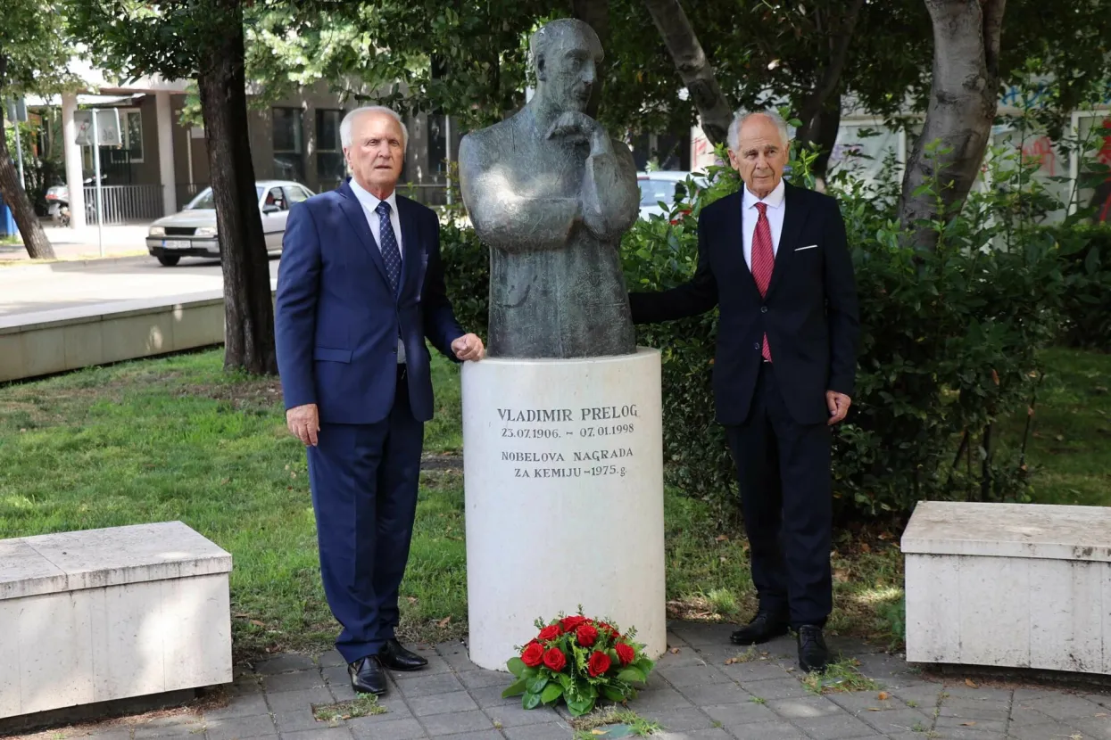 MOSTAR, 23. lipnja (FENA) - Polaganjem vijenaca na spomenike Ivi Andriću i Vladimiru Prelogu u parku Nobelovaca i svečanom sjednicom održanom u Mostaru, Hrvatska akademija za znanost i umjetnost u Bosni i Hercegovini (HAZU BiH) u petak je obilježila Dan HAZU BiH.(Foto FENA/Mario Obrdalj)