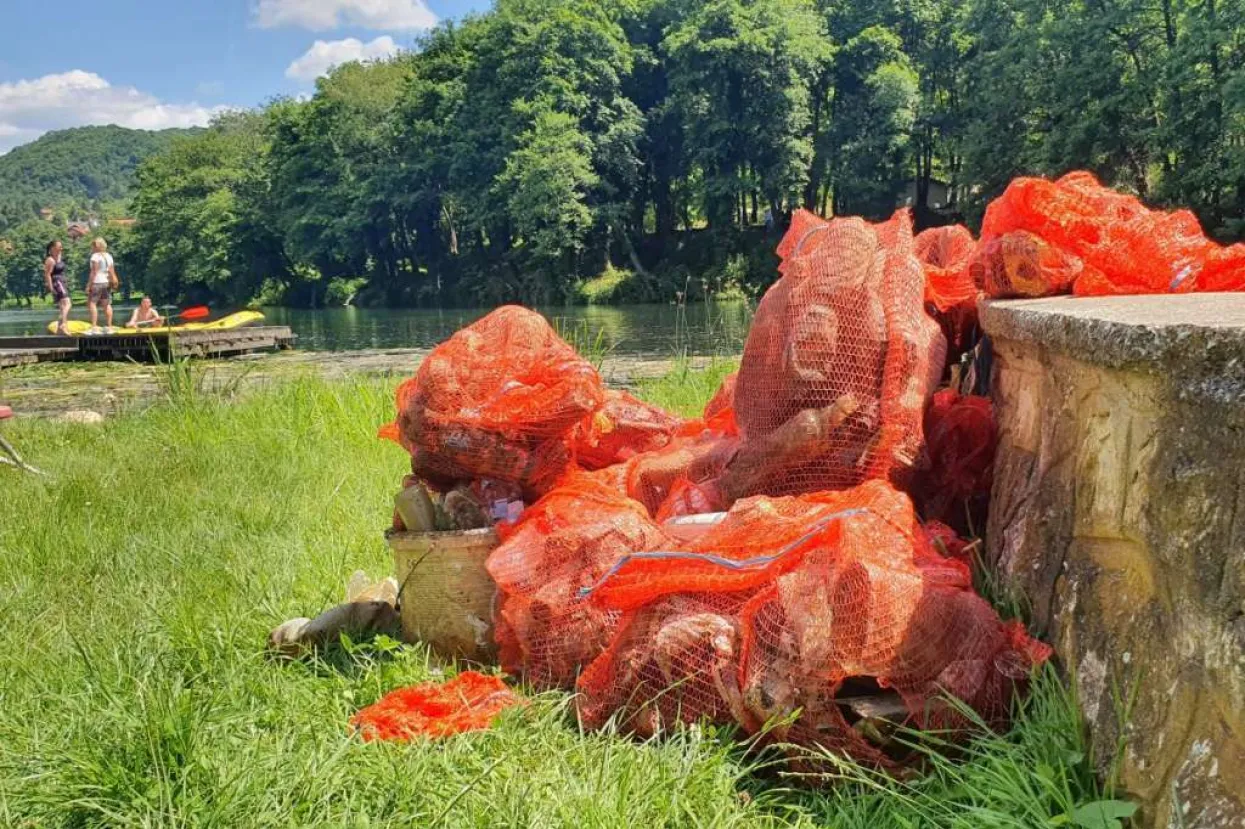 Volonteri s dna i obala Malog Plivskog jezera počistili 220 kg plastike, metala i papirne ambalaže