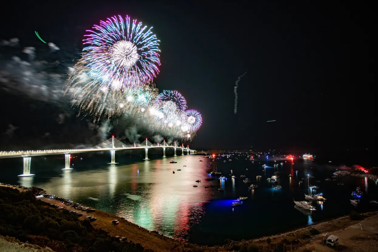 Komarna, 26.07.2022 - Velikim vatrometom na kraju svečanosti otvaranja Pelješkog mosta završeno je spajanje južnog dijela Hrvatske s ostatkom domovine.<br>foto HINA/ Damir SENČAR/ ds