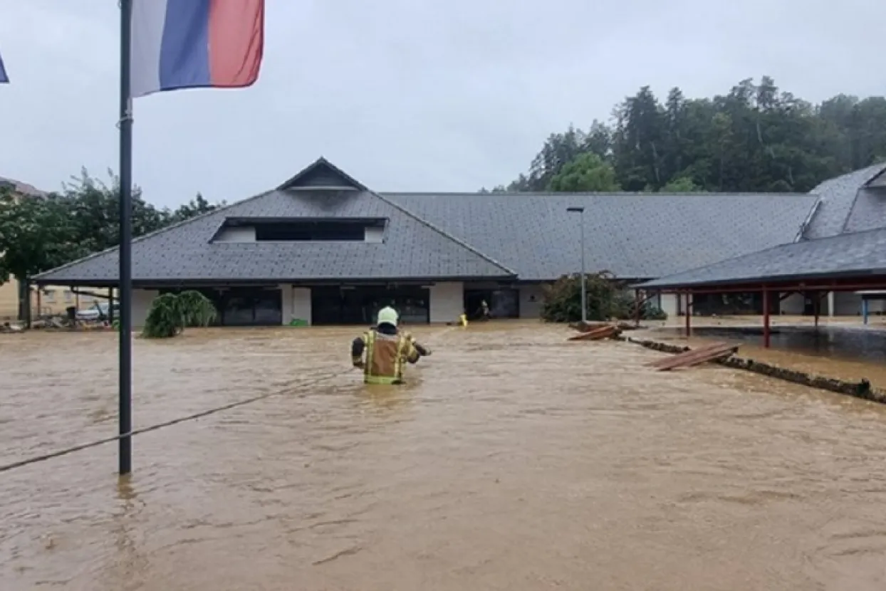 Slovenski vatrogasci spašavaju djecu iz potopljenog vrtića