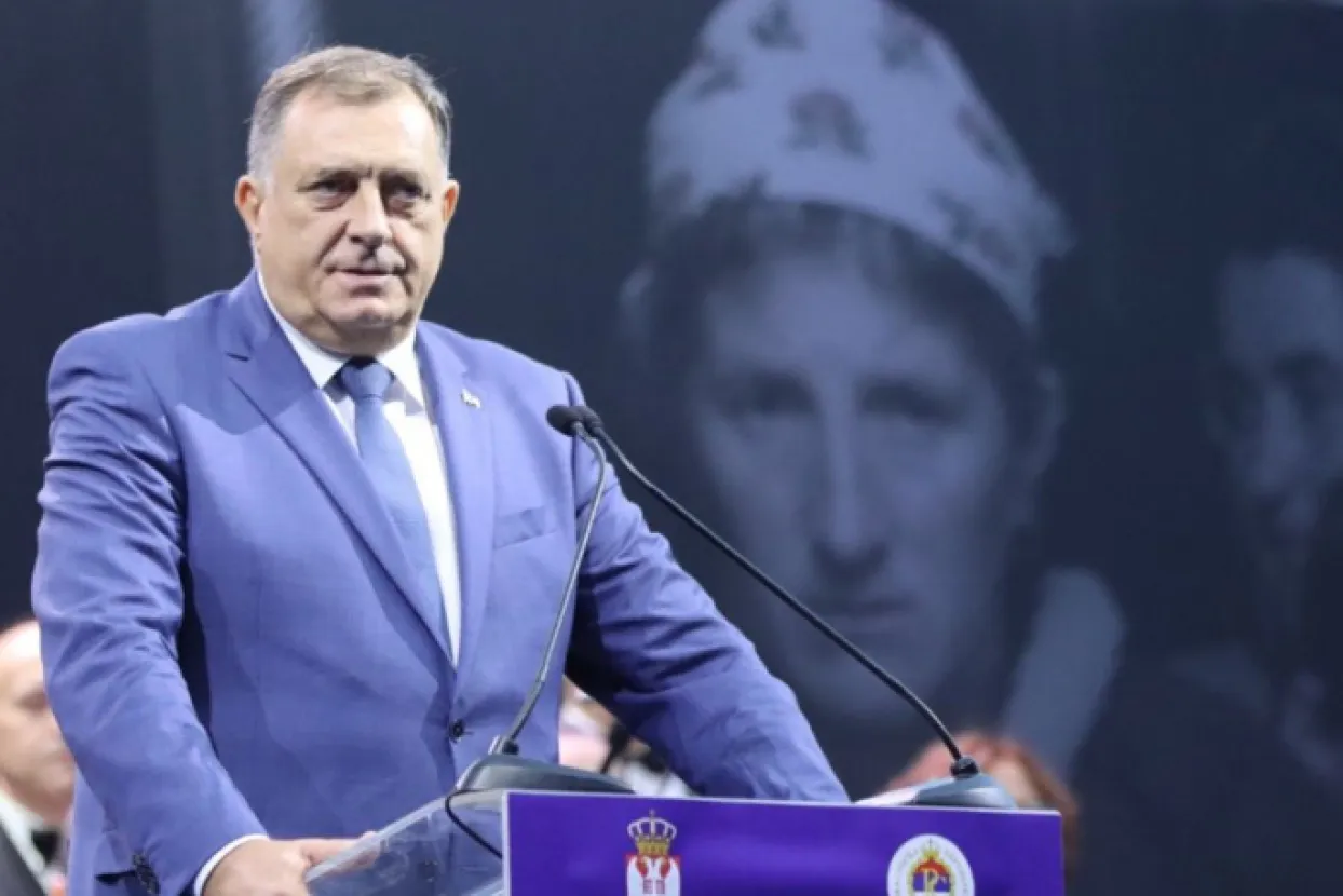 Dok Dodik govori u pozadini fotografija žene koja je protjerana iz Žepe