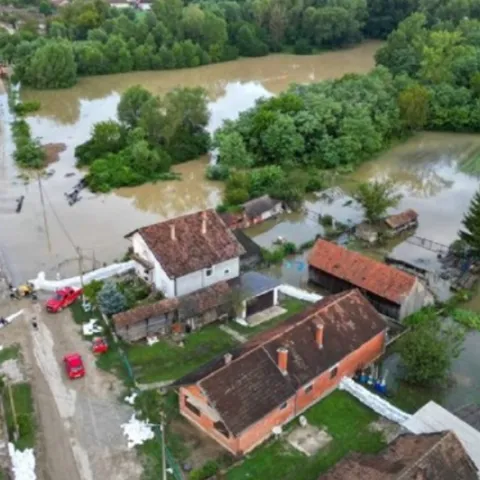 Drava zaprijetila kućama