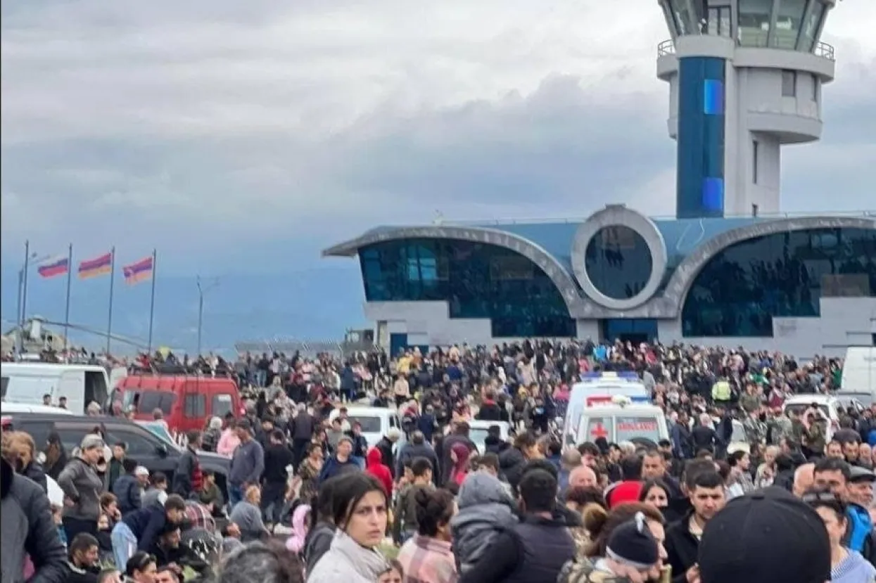 Tisuće Armenaca hrle u zračnu luku u Karabahu