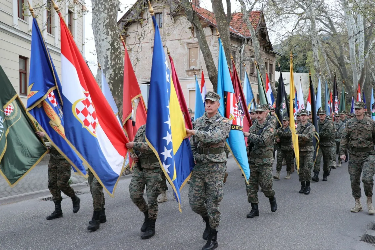 MOSTAR, 11. travnja (FENA) – U utorak navečer nastavljena je središnja svečanost obilježavanja 31. obljetnice utemeljenja Hrvatskog vijeća obrane (HVO) i 18. obljetnice utemeljenja 1. pješačke (gardijske) pukovnije Oružanih snaga (OS) BiH.(Foto FENA/Branka Soldo)<br>