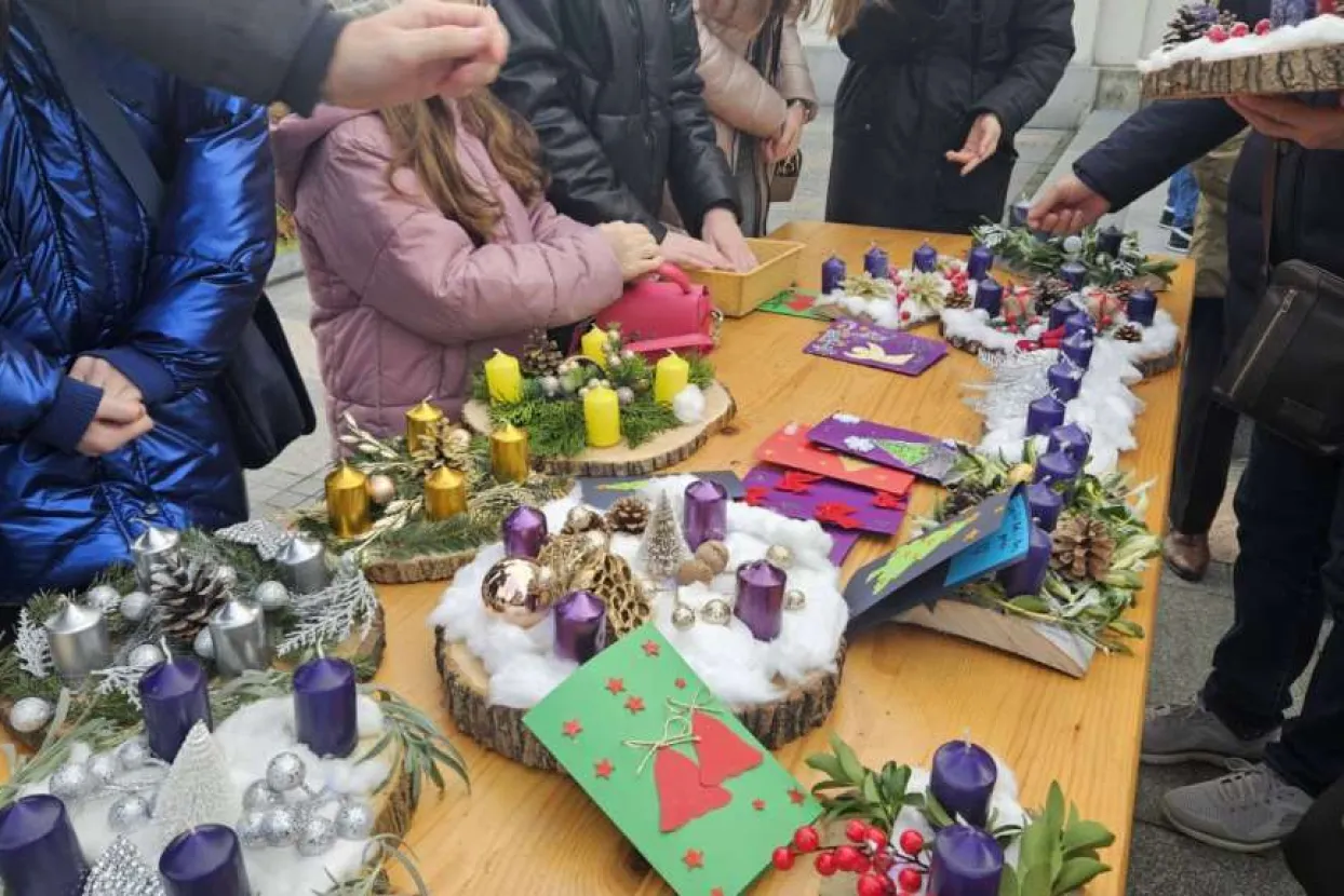 Mladi i djeca u Župi Presvetog Srca Isusova u Brčkom izradili vijence povodom adventa 