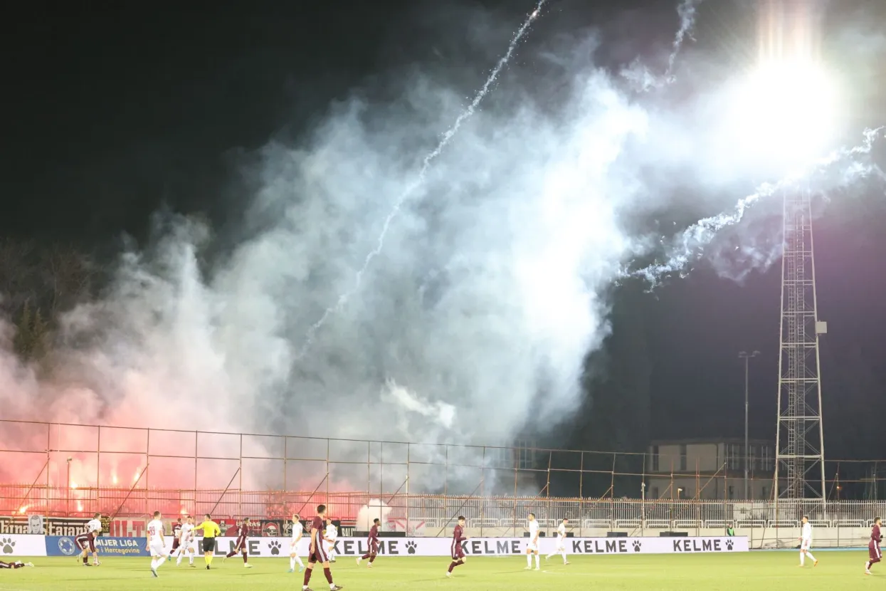 MOSTAR, 18. prosinca (FENA) – U derbiju 18. kola nogometne lige Premijer BiH Zrinjski je na stadionu pod Bijelim brijegom svladao ekipu Sarajeva rezultatom 2:0. (Foto FENA/Branka Soldo)