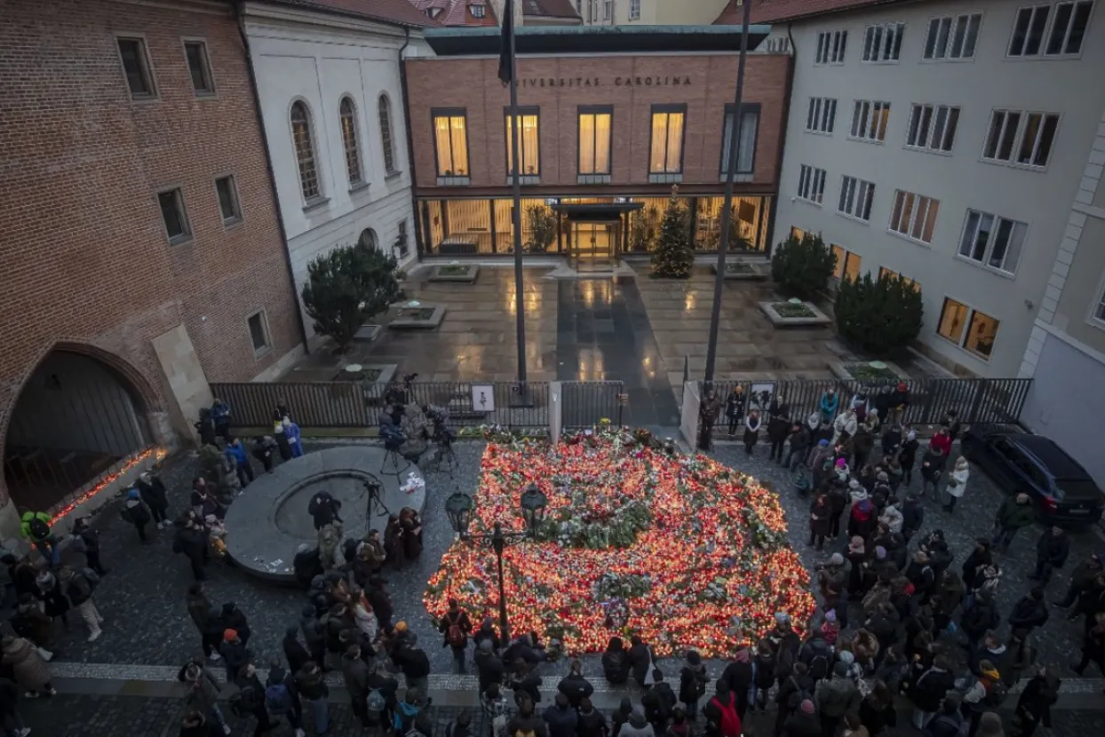 Dan žalosti u Češkoj za žrtve pucnjave u Pragu<br>