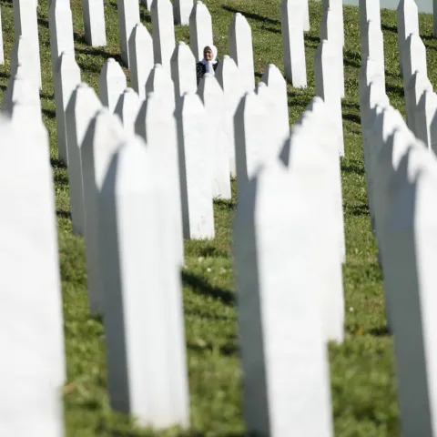 Srebrenica, 11.7.2022.- Stotine ljudi pristižu u ponedjeljak u Srebrenicu od ranih jutarnjih sati kako bi tamo sudjelovali u obilježavanju obljetnice genocida što su ga 1995. godine nad Bošnjacima s tog područja počinili pripadnici vojske i policije bosanskih Srba. <br>foto HINA/ FENA/Harun Muminović/ ua